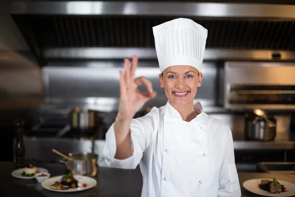 Koch zeigt Ok-Zeichen in der Großküche — Stockfoto