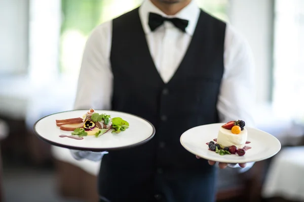 Camarero mostrando plato —  Fotos de Stock