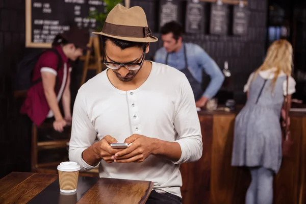 Hombre usando un teléfono inteligente —  Fotos de Stock