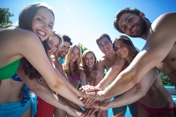 Freunde in Badebekleidung legen Hand an — Stockfoto