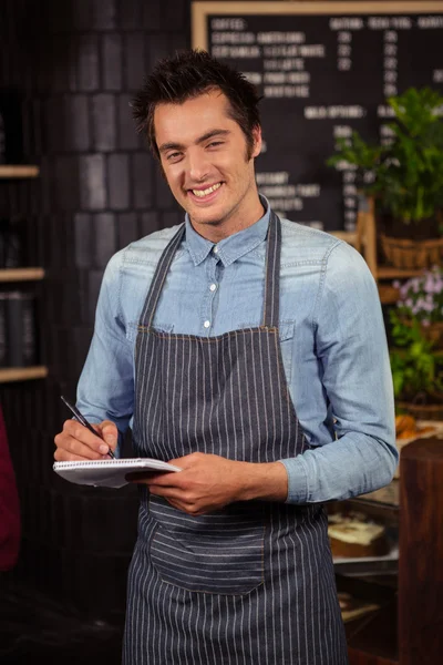 Camarero de pie con cuaderno y pluma — Foto de Stock