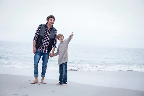 Fils pointant du doigt avec son père — Photo