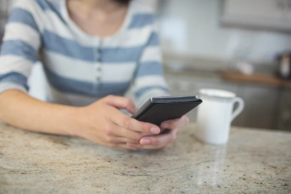 Vrouw typen Tekstbericht op de telefoon — Stockfoto