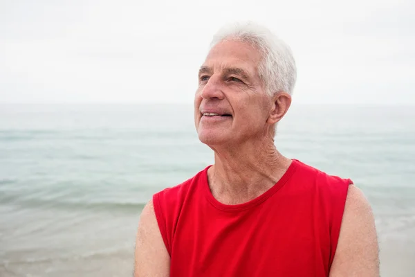 Homme âgé réfléchi sur la plage — Photo