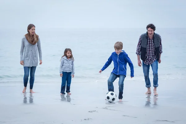 Famille jouant au football — Photo