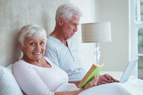 Woman reading book — Stock Photo, Image