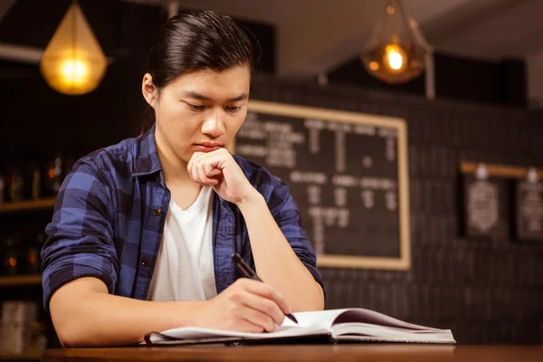 Hipster man använder planner — Stockfoto