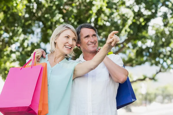 Woman wijzend naar gelukkig man — Stockfoto