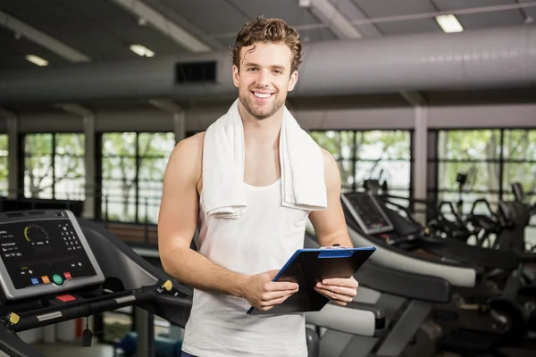 Instructor de gimnasio sujetando portapapeles en el gimnasio —  Fotos de Stock