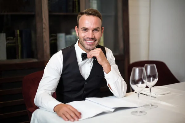 Waiter reading the menu — Stock Photo, Image