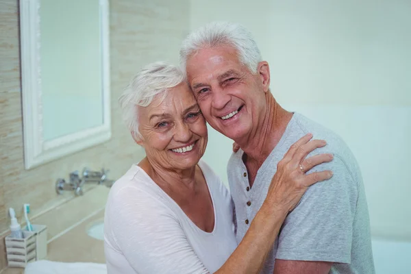 Fröhliches Senioren-Paar im Badezimmer — Stockfoto