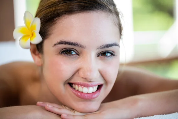 Lächelnde Frau im Wellnessbereich — Stockfoto