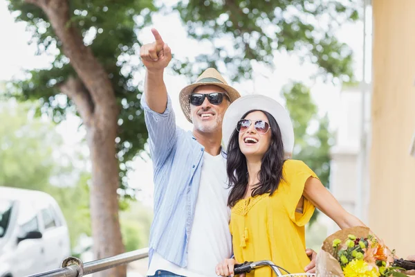 Hombre señalando con mujer — Foto de Stock