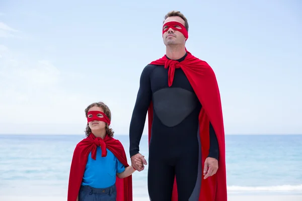 Otec a syn v superhrdina kostýmy — Stock fotografie