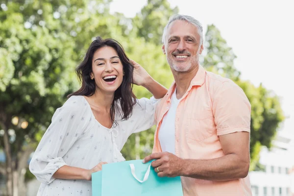 F lyckliga paret med shopping väska — Stockfoto