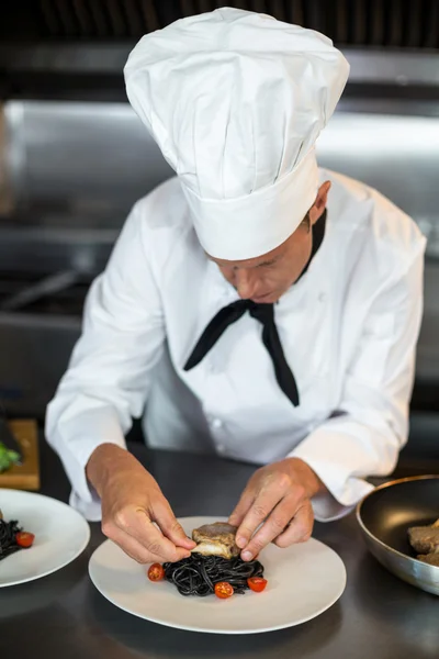 Chef bereidt voedsel in keuken — Stockfoto