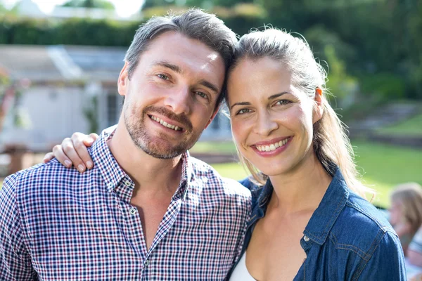 Pareja joven en el patio trasero — Foto de Stock