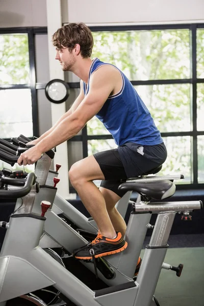 Hombre haciendo ejercicio en bicicleta estática — Foto de Stock