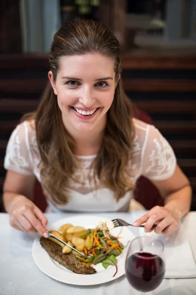 Mujer comiendo en el restaurante — Foto de Stock