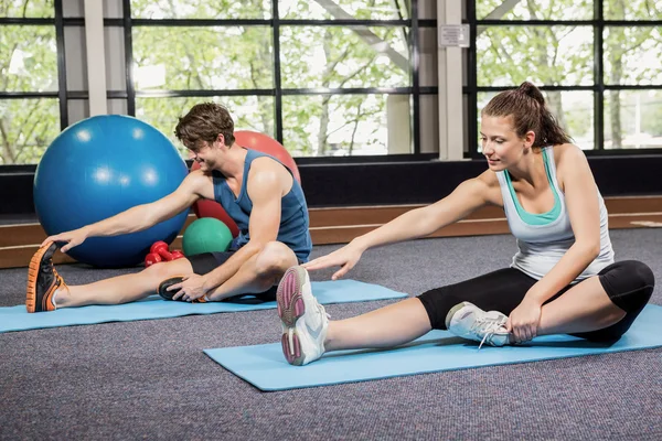 Muž a žena provádějící fitness cvičení — Stock fotografie