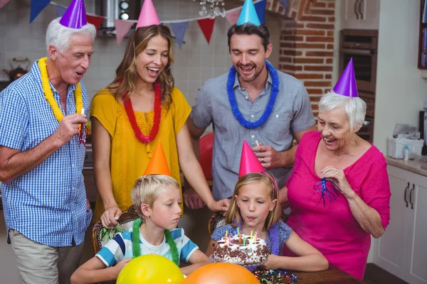 Familjen firar födelsedag — Stockfoto