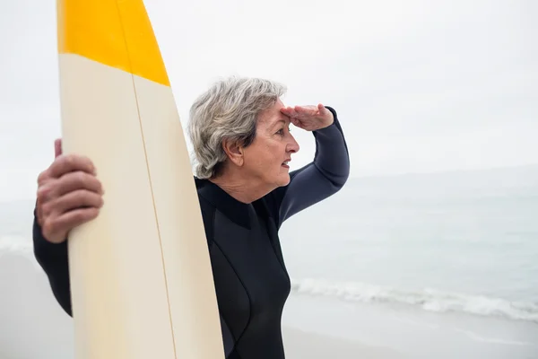 Femme âgée avec planche de surf — Photo