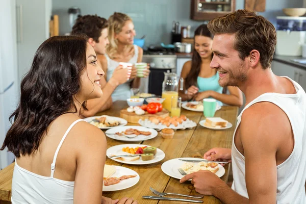 Casal olhando um para o outro — Fotografia de Stock