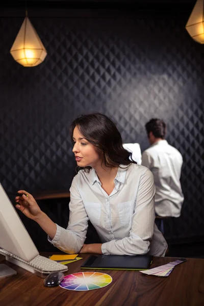 Kreativa affärskvinna arbetar på dator — Stockfoto