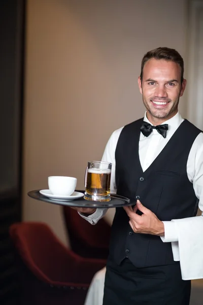 Garson holding tepsi bira ile — Stok fotoğraf