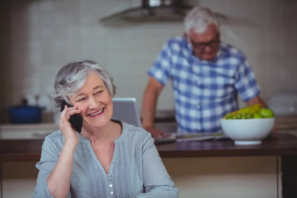 Kadın mutfakta telefon söz — Stok fotoğraf