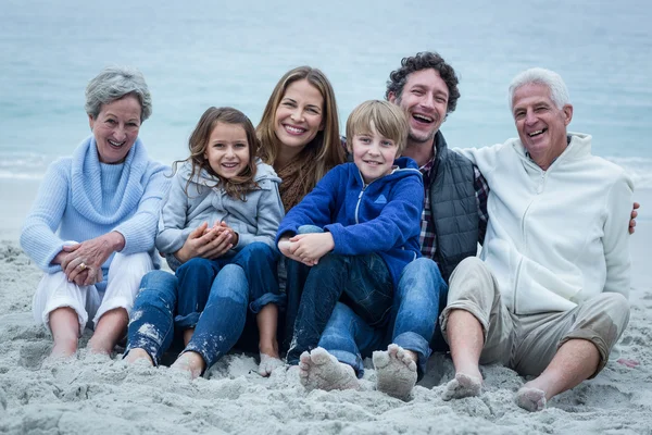 Famille joyeuse assis à la plage — Photo