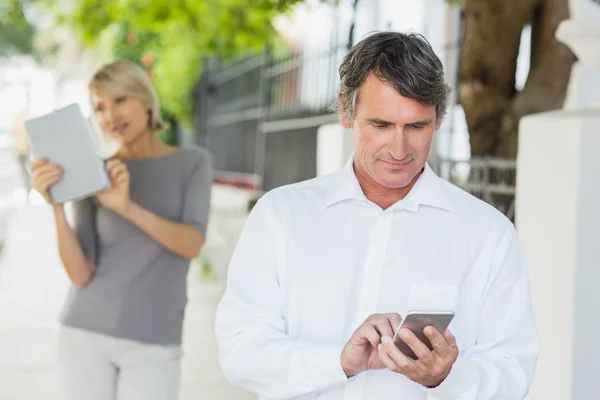 Paar nutzt drahtlose Technologien — Stockfoto