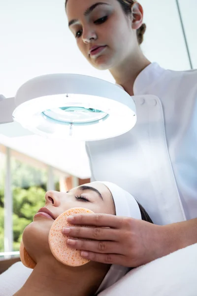 Masseuse cleaning woman face — Stock Photo, Image