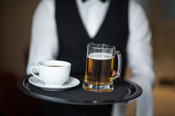 Bandeja de espera de camarero con cerveza —  Fotos de Stock