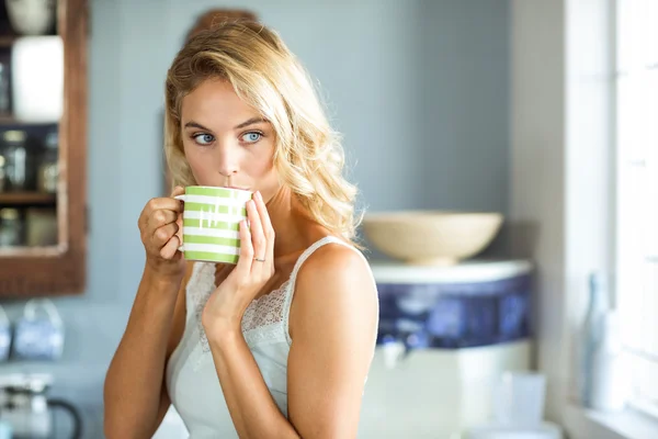 Kvinna som dricker kaffe hemma — Stockfoto