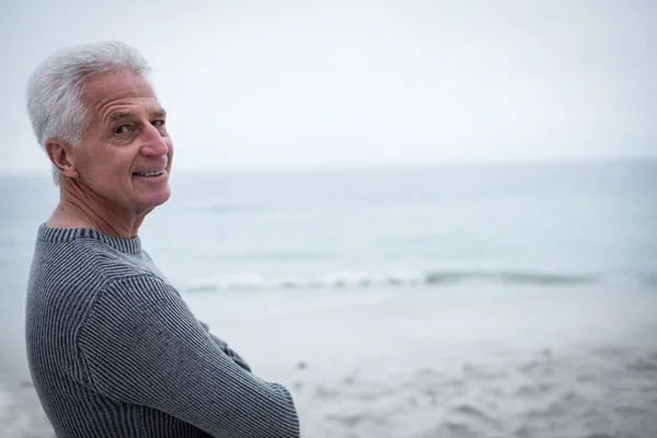 Uomo anziano sulla spiaggia — Foto Stock