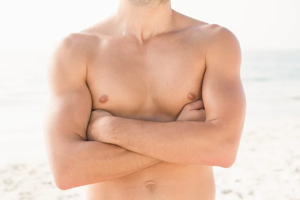 Hombre posando con el brazo cruzado —  Fotos de Stock