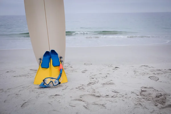 Surfbrett mit Schwimmflossen und Tauchermaske — Stockfoto