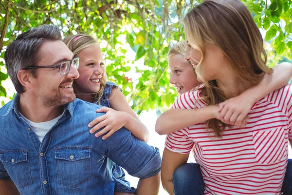 Eltern geben Kindern Huckepack zurück — Stockfoto