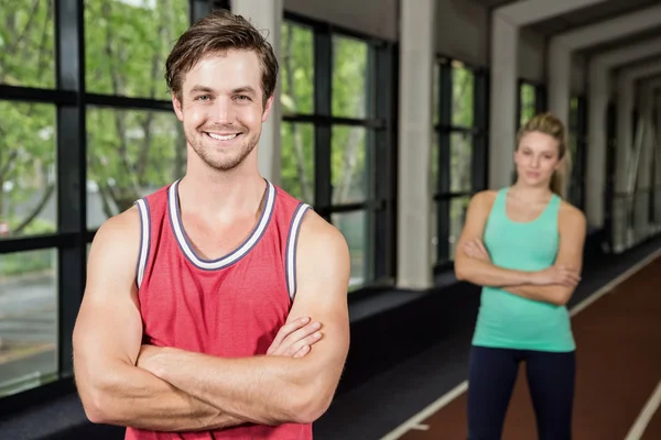 Uomo e donna con le braccia incrociate — Foto Stock