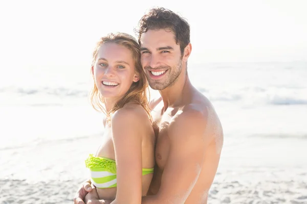 Happy couple embracing on the beach — Zdjęcie stockowe