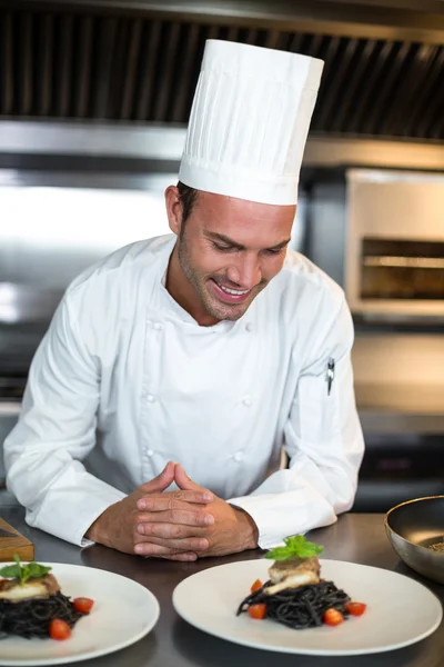 Handsome chef looking at meal — Stock Photo, Image
