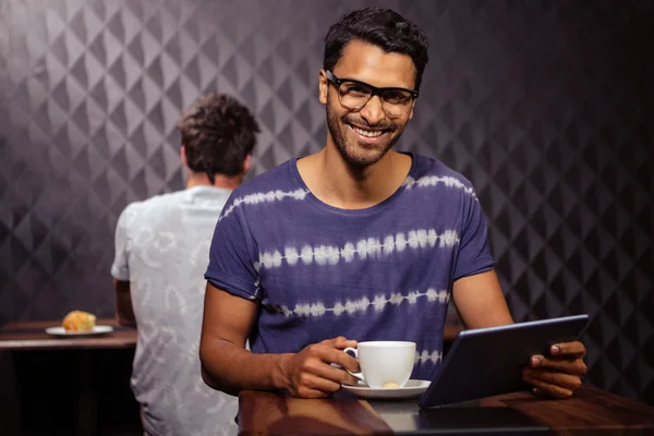 Hombre usando un ordenador portátil y beber café —  Fotos de Stock