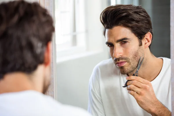 Jovem cortando barba — Fotografia de Stock