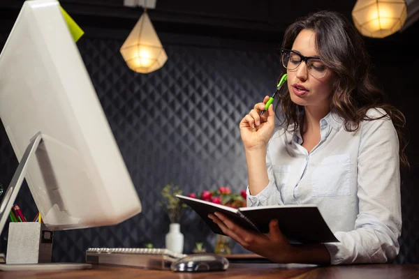 Empresaria creativa escribiendo sobre planificador — Foto de Stock