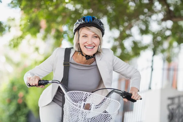 Fröhliche Geschäftsfrau radelt — Stockfoto