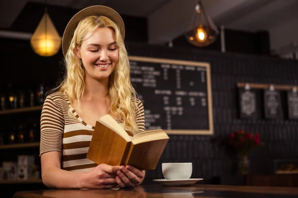 Mulher sorridente lendo um livro — Fotografia de Stock