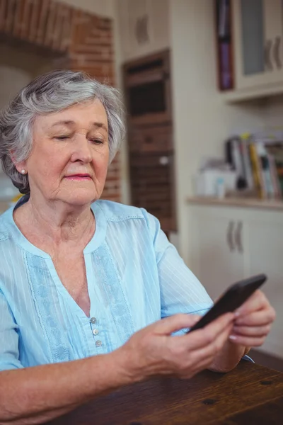 Senior woman text messaging — Stock Photo, Image