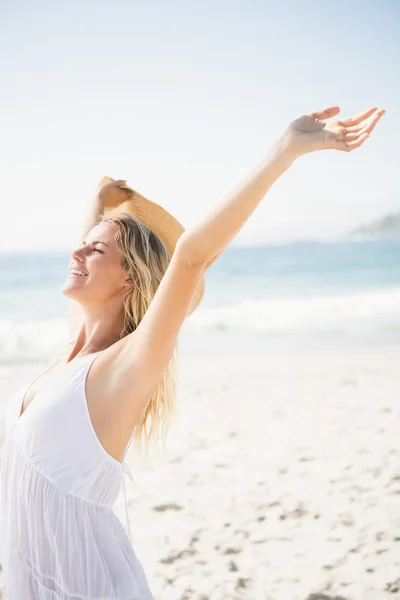 Femme blonde se détendre sur la plage — Photo