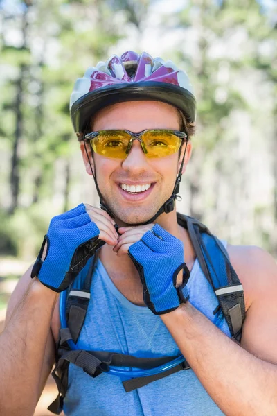 Adam giyen Bisiklete binme kask — Stok fotoğraf